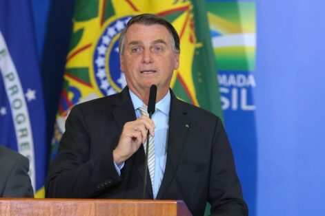 Bolsonaro zera PIS e Cofins do diesel e do gás de cozinha