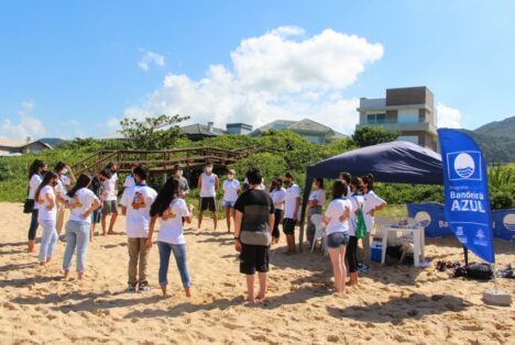 Vereadores mirins de BC participam de mutirão de limpeza na praia do Estaleirinho