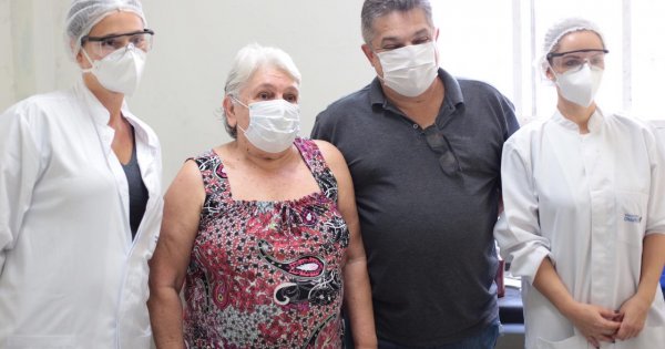 idosos-com-73-anos-manifestam-alegria-pela-vacinacao