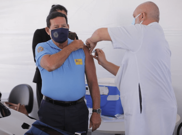 vice-presidente-mourao-toma-vacina-contra-covid-19-em-brasilia
