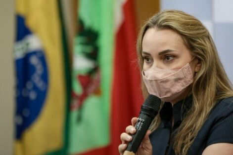 Governadora Daniela Reinehr clama por união e compromisso com a vida após tomar posse