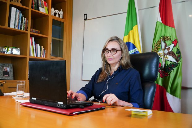 governadora-reforca-importancia-do-setor-produtivo-durante-abertura-do-21o-simposio-brasil-sul-de-avicultura