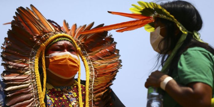 indigenas-marcham-pelo-centro-de-brasilia-e-fazem-reivindicacoes