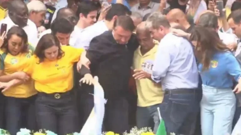 Vídeo: palanque de Bolsonaro quase desaba em comício no Rio de Janeiro