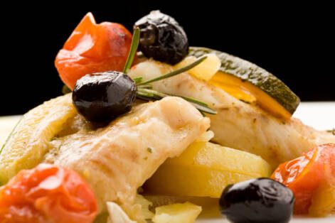 Bacalhau Assado com Azeitonas e Tomates: Uma Delícia de Prato