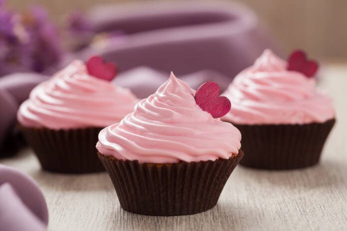 Aprenda a fazer Cupcakes caseiros com delicioso creme rosa - Clic Brasil