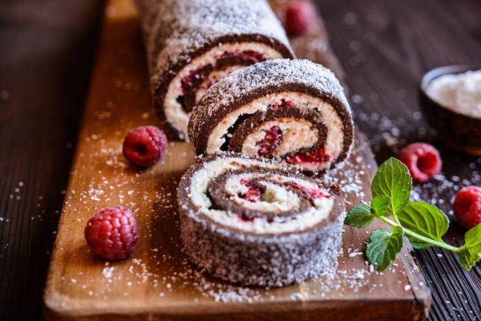 Bolo de Chocolate com Recheio de Coco e Framboesa - Clic Brasil