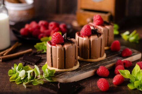 Minibolo de Chocolate com Morango: Uma Delícia de Sobremesa