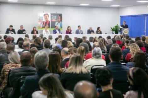 Público em Chapecó pede psicólogos e assistentes sociais nas escolas