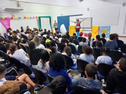 Escolas de Itapema recebem espetáculo inspirado em Clarice Lispector