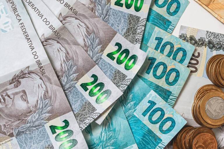 Aumento do salário mínimo para R$ 1.502 reforça poder de compra e benefícios como o PIS/PASEP