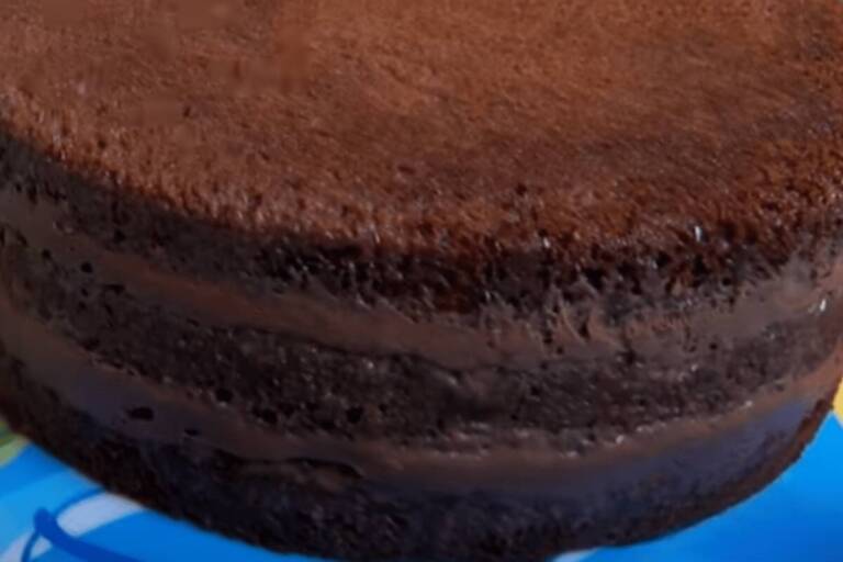 Recheio cremoso de chocolate para bolo com apenas três ingredientes