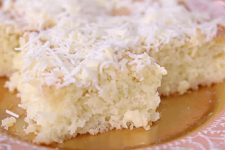 Aprenda a Fazer o Bolo de Coco Gelado e Molhadinho Que Derrete na Boca