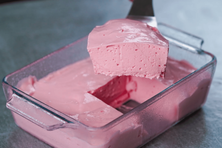 Mousse de Morango com Gelatina e Apenas 3 Ingredientes