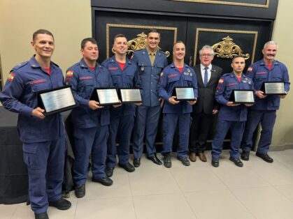 Bombeiros são homenageados por atuação no Rio Grande do Sul