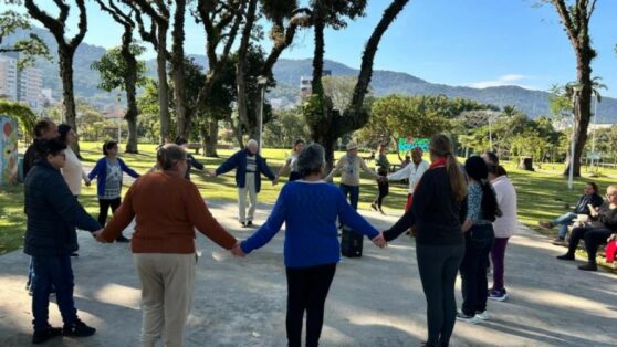 Idosos da EJA dançam no Jardim Botânico de Florianópolis