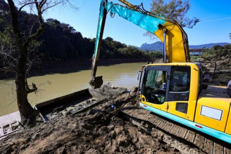 Com recursos do Governo do Estado, obras de melhoria fluvial avançam no rio Itajaí-Açu em Rio do Sul