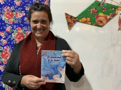 Pescadora atendida pela Epagri lança seu primeiro livro