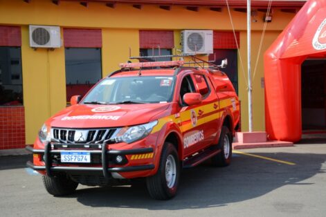 Corpo de Bombeiros Militar recebe nova viatura para atuação com cães