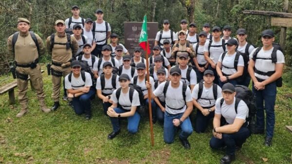 Mais de 600 alunos-soldados da Polícia Militar realizam a Marcha da Serra da Garganta em Anitápolis