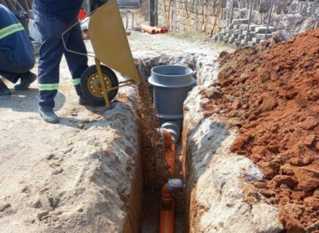 Novo trecho do bairro Saco Grande recebe obra de rede coletora da CASAN