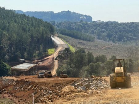 Rodovia SC-452, entre Vargem e Abdon Batista, já tem seis quilômetros de asfalto