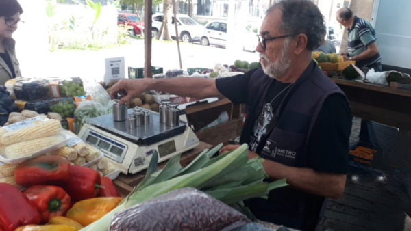 Imetro-SC fiscaliza balanças de feiras livres em Santa Catarina