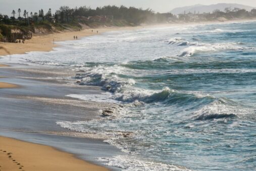 Passagem de ciclone extratropical pode provocar ressaca e ondas com picos de até cinco metros no Litoral de SC