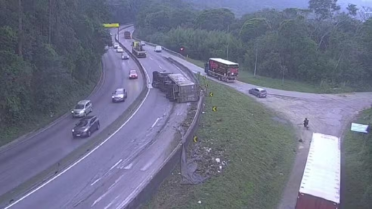 Caminhão Tomba na BR-101 e Provoca Caos no Trânsito no Morro dos Cavalos em SC