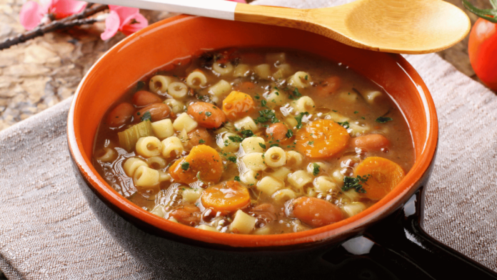 Sopa de Feijão Deliciosa com Bacon: Receita Fácil para Aquecer Seus Dias