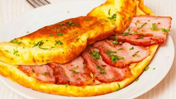 Surpreenda-se com Esta Incrível Receita de Omelete com Bacon – Pronta em Minutos!