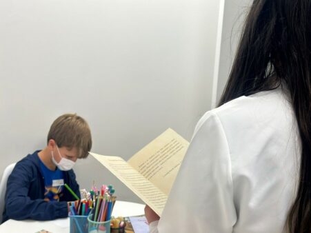 Projeto Classe Escolar leva aulas a pacientes da Oncologia Pediátrica do Hospital Regional do Oeste