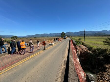 Secretário da Infraestrutura entrega ordem de serviço para obras emergenciais no Extremo-Sul