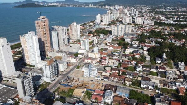 Casan instala caixas de inspeção para ampliar tratamento de esgoto de Balneário Piçarras