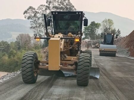 SC-465 entre Macieira e Arroio Trinta começa a ganhar primeira camada de pavimentação