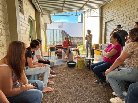 Programa Socioambiental da Casan promove oficina de produção de sabão em Xanxerê