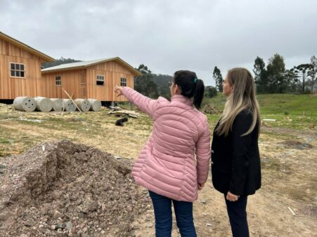 Na Serra, secretária da Assistência Social, Mulher e Família visita obras de programa estadual de habitação