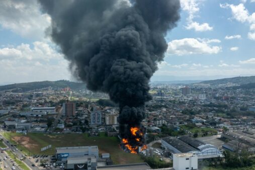 Incêndio de grandes proporções em indústria mobiliza mais de 40 bombeiros Criciúma