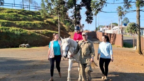 Equoterapia da Polícia Militar completa 1,5 mil sessões em Caçador