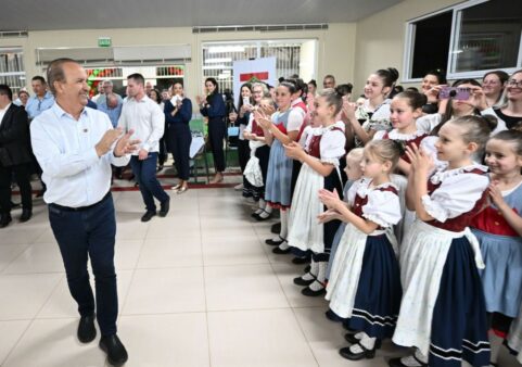 Governador entrega reforma de escola de ensino fundamental Sede Oldenburg em Palmitos