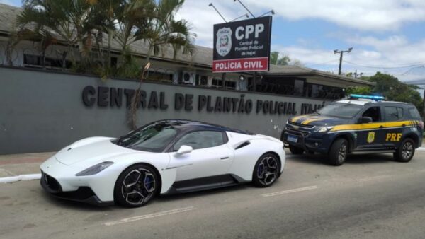 Homem com CNH Suspensa é Flagrado com Maserati Sem Placa em Alta Velocidade na BR-101