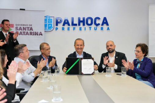 Governador assina ordem de serviço para a construção do Hospital Regional de Palhoça