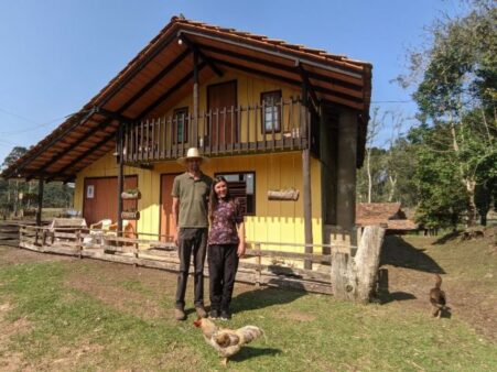 Oficina da Epagri usa tinta natural para pintar casa de agricultor em São Bento do Sul