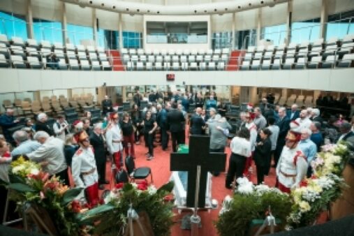 Amigos, familiares e autoridades prestam as últimas homenagens a Salomão Ribas Júnior