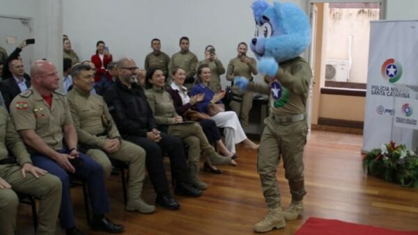 Polícia Militar apresenta o novo mascote da Banda de Música – O Piano Catarinense