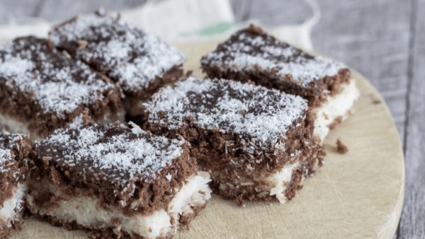 Bolo Prestígio com Camadas Irresistíveis de Chocolate e Recheio Cremoso de Coco