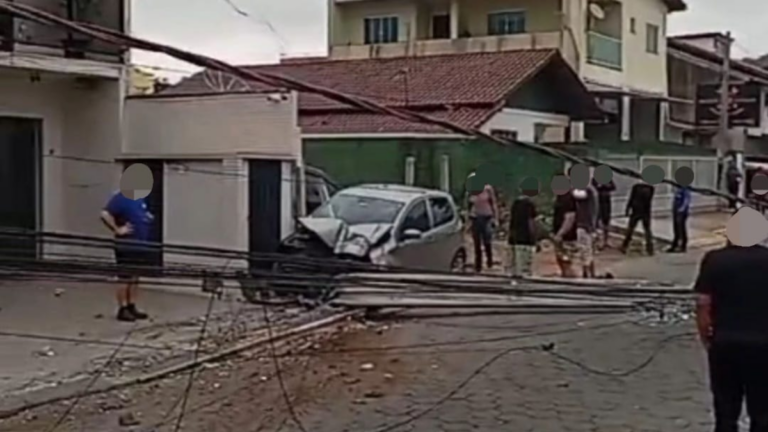 Carro Atinge Dois Postes e Deixa Fios Soltos em Camboriú