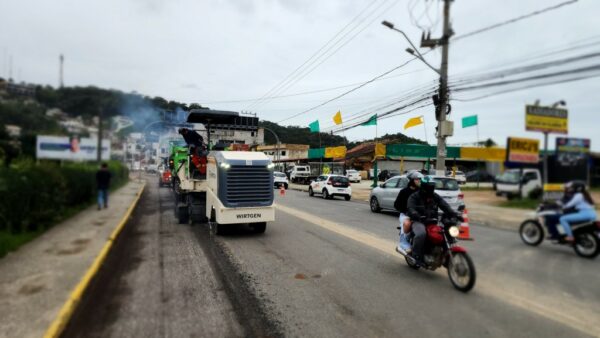 Motoristas fiquem atentos as alterações no trânsito devido as obras de pavimentação da Avenida Santa Catarina