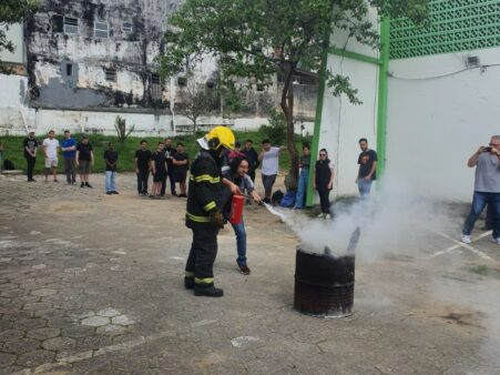 Bombeiros militares realizam instrução de combate a incêndio para alunos do IFSC