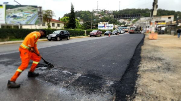 Motoristas fiquem atentos as alterações no trânsito devido as obras de pavimentação da Avenida Santa Catarina